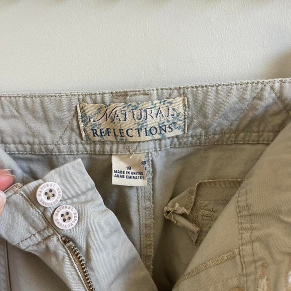 Cream cargo pants with elastic waistband and multiple pockets size 18 - Picture 2 of 6
